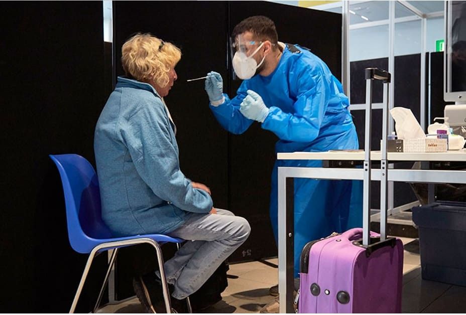 Xét nghiệm nhanh kháng nguyên Covid chủng Omicron: ngoáy mũi có đủ không?